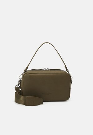 Sac bandoulière rectangulaire vert olive avec sangle réglable, poignée supérieure et fermeture à double fermeture éclair sur fond uni.