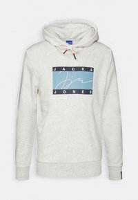 Lys grå hoodie med en front kangaroo lomme, elastiske manchetter og kant, prydet med et blåt og marineblåt logo design på brystet.