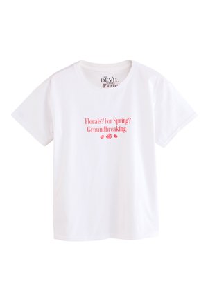 Weißes T-Shirt mit kurzen Ärmeln, rotem Text "Florals? For Spring? Groundbreaking." und kleinen Rosen-Symbolen unter dem Text.