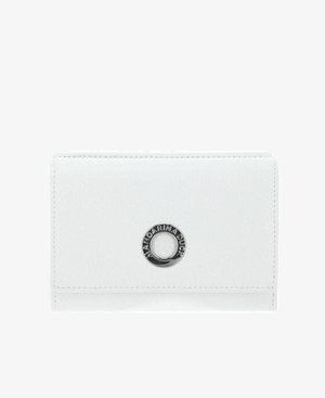 Portefeuille en cuir blanc avec un logo circulaire en argent gravé "Mandarina Duck" centré sur le rabat avant.