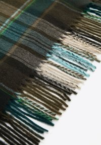 Sciarpa di lana a quadri con colori verde scuro, blu e nero, con dettagli di frange in blu chiaro, beige e grigio.