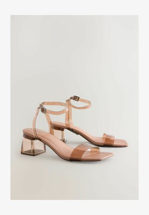 Sandale cu toc bloc transparent, cu curele nuanță nud, vârfuri patrate și catarame ajustabile la gleznă; textură netedă și finisaj lucios.