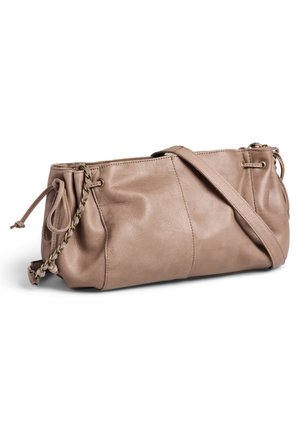 Sac à bandoulière en cuir taupe doux avec côtés à cordon, accents en chaîne et une longue sangle réglable reposant sur une surface blanche.