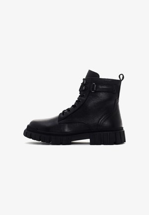 Schwarze Leder-Ankle-Boots mit runder Zehenform, Schnürdesign, dicker strukturiertem Sohlenrand, seitlichem Trägerakzent und Zuglasche an der Ferse.