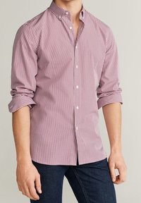 Camisa de botones a cuadros en rojo y blanco, de algodón, con mangas largas remangadas y cuello desplegable.