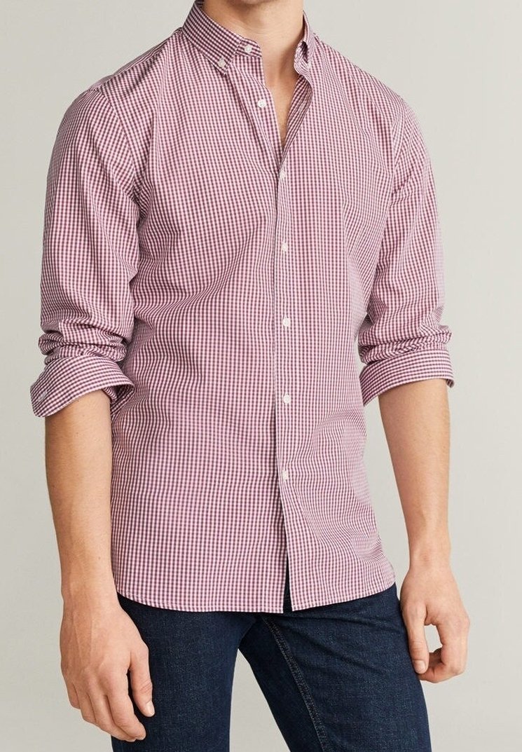 Camisa de botones a cuadros en rojo y blanco, de algodón, con mangas largas remangadas y cuello desplegable.