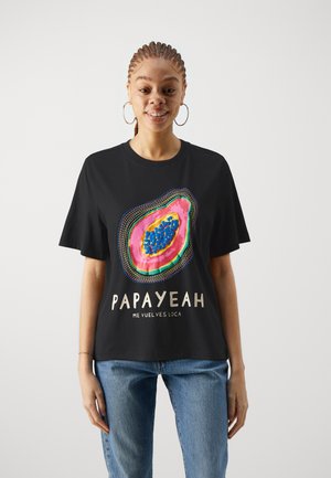 T-shirt nera in cotone con una grafica colorata di papaia e il testo "PAPAYEAH ME VUELVES LOCA" in un font audace e leggero. Maniche corte.