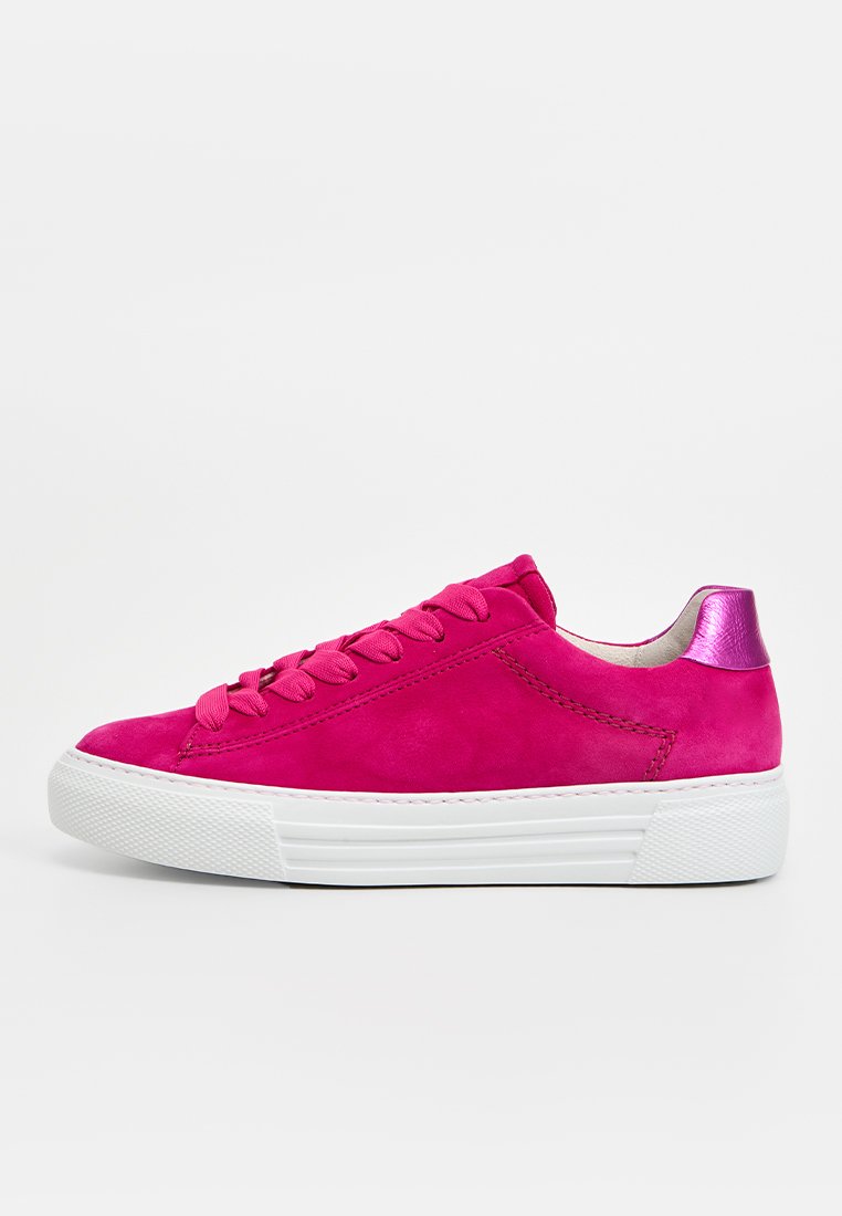 Helle pinke Wildleder-Sneaker im Low-Top-Stil mit passenden Schnürsenkeln, glänzendem metallic-pinkem Fersen-Tab und dicker weißer Gummisohle.