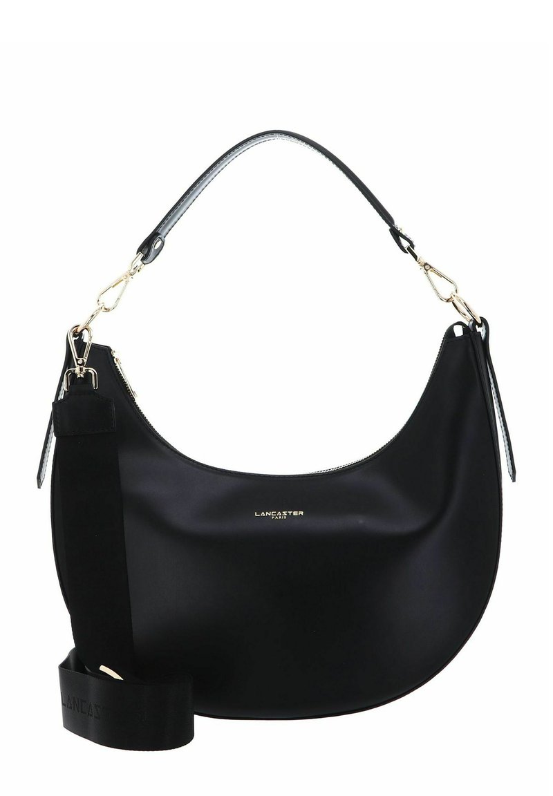 Sac à main noir en matériau lisse avec une forme incurvée. Doté de quincaillerie dorée, d'une bandoulière ronde et d'une sangle épaisse complémentaire.