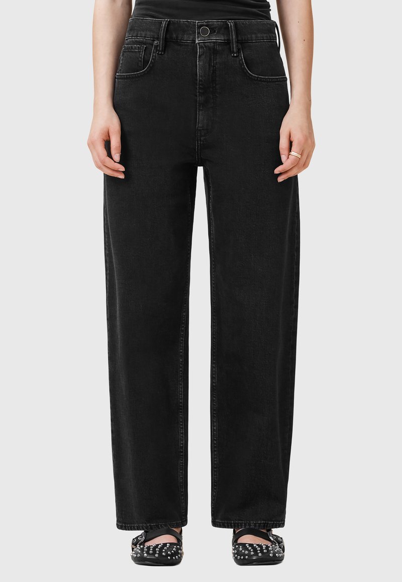 Zwarte high-waisted jeans met een losse pasvorm, met voorzakken en een knoopsluiting. De stof heeft een gladde textuur.