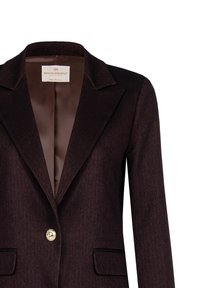 Blazer marrone a spina di pesce con collo a scollo, chiusura con un bottone dorato singolo e due tasche frontali. L'interno presenta una fodera marrone liscia.