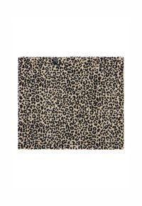 Fleece deka s uzorkom leoparda na svijetlosmeđoj pozadini i crnim mrljama. Mekana tekstura i pravokutni oblik, s malom oznakom branda.
