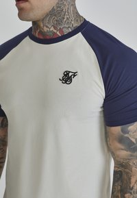 SIKSILK RAGLAN Print T-shirt ecru navy/off-white