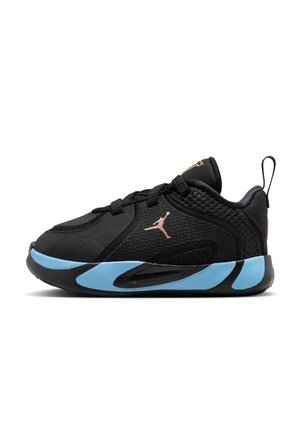 Czarny sportowy sneaker z jasnoniebieskimi akcentami na podeszwie, plecioną fakturą, wiązaniem na sznurowadła, pętelką z tyłu oraz małym różowozłotym logo Jumpman po boku.