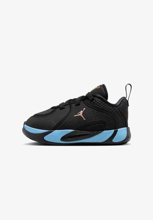 Zwarte sportsneakers met lichtblauwe accenten op de zool, geweven textuur, veterdesign, trekstreep aan de hiel en klein roségoudkleurig Jumpman-logo aan de zijkant.