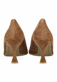 Bruine suède pumps met hoge hak, puntige neus, slanke hak en gedetailleerd stiksel. Glad oppervlak en klassieke silhouet.