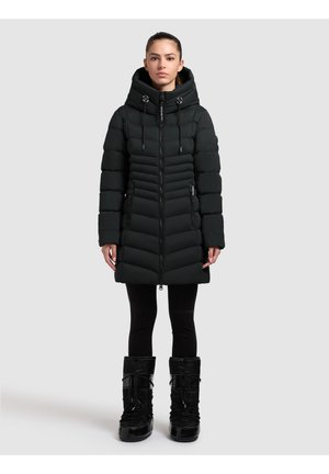 Juoda pūkinė striukė su aukštu apykakliu, su užtrauktuku priekyje, šoninėmis kišenėmis ir siūtu raštu. Derinama su juodais sniego batais.