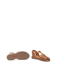 Brun lädersandal med vävd design, öppen tå och ankelrem. Har en texturerad gummisul och platt klack.