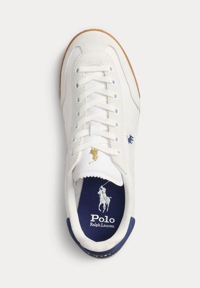 Witte Polo Ralph Lauren sneaker met veters, gouden en marineblauw polo-speler logo, en marineblauwe binnenzool met merknaam.