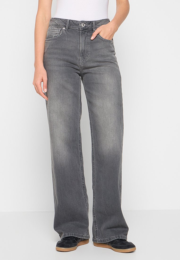 Jean large en denim gris délavé avec une taille mi-haute, cinq poches et une fermeture à bouton et zip classique. Texture de tissu lisse.