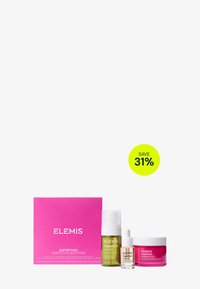 Ett set med hudvårdsprodukter i en ljusrosa box som innehåller tre produkter: en grön mist, ett klart serum och en rosa kräm, märkt med en "SPARA 31%" etikett.