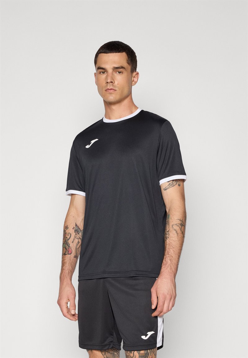 Schwarzes Sport-T-Shirt mit weißem Saum und Logo, kombiniert mit passenden Shorts. Leichtes Material mit glatter Textur, entworfen für den Sport.