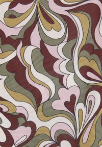 Wielokolorowy materiał z wirującymi wzorami w kolorach różowym, białym, oliwkowym i ciemnoczerwonym. Gładka tekstura z płynącym wzorem i kontrastującymi kształtami.