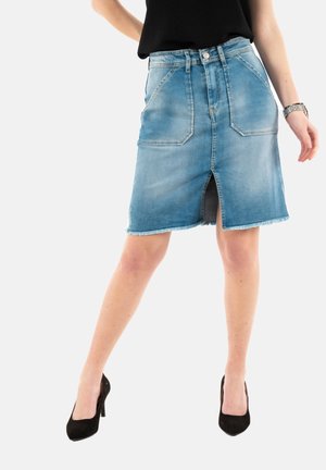 Gonna di jeans blu chiaro con spacco frontale e orlo sfilacciato, dotata di due tasche frontali e chiusura con bottoni in vita.