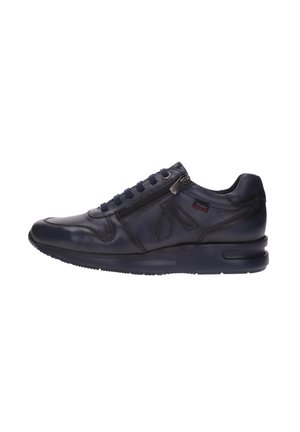 Zapatilla de cuero color navy con una textura suave, punta redonda, sistema de cordones en la parte frontal, cierre de cremallera lateral y suela de goma negra en contraste.
