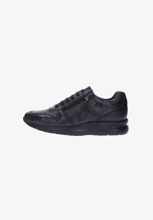 Marineblauwe leren sneaker met een gladde textuur, ronde neus, vetersluiting aan de voorkant, zijritssluiting en een contrasterende zwarte rubberen zool.