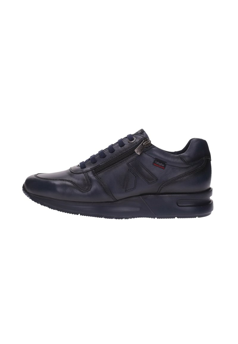 Zapatilla de cuero color navy con una textura suave, punta redonda, sistema de cordones en la parte frontal, cierre de cremallera lateral y suela de goma negra en contraste.