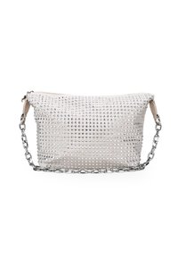 Bolso blanco con tachuelas plateadas que cubren el frente, cierre de cremallera y una asa de cadena. Forma rectangular con textura suave.
