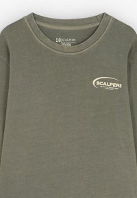 Olijfgroene katoenen sweatshirt met een ronde halslijn. Bevat een witte "SCALPERS" logo op de borst. Zachte textuur, casual ontwerp.