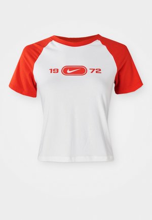 T-shirt da Nike com corpo branco e mangas raglan vermelhas. Apresenta "1972" e um logótipo em vermelho no peito. Feito de tecido jersey suave.