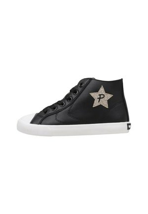 Zapatilla negra de caña alta con suela y puntera de goma blanca, con cordones negros y un parche de estrella brillante con la letra P en el lateral.