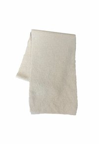 Écharpe crème à fines côtes, forme rectangulaire, texture douce, bords finis, matériau léger, adaptée à la superposition ou pour la chaleur.