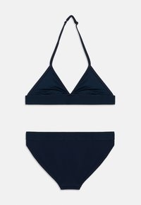 Σετ μπικίνι σε ναυτικό μπλε χρώμα με τρίγωνο τοπ και ρυθμιζόμενους ιμάντες, καθώς και κάτω μέρος με φαρδύ ζωνάρι, και τα δύο κατασκευασμένα από απαλό ύφασμα.
