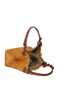 Geel geperforeerde leren handtas met bruine leren handvatten, geopend en met een beige interieur en zilveren hardware-details.