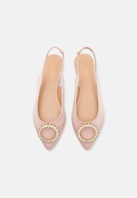 Bailarinas de satén rosa con tiras en el talón y punta afilada, adornadas con un acento de rhinestone redondo y una plantilla acolchada. La pareja presenta un diseño minimalista.