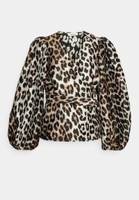 Haut à imprimé léopard avec un design cache-cœur ; il présente des manches bouffantes, une ceinture à la taille et une texture satinée dans des tons de noir, marron et crème.