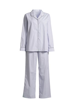 Randig ljusblå pyjamas med långärmad skjorta och matchande löst sittande byxor, med svart kant längs kragen och ärmsluten.