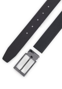 Crni kožni remen, s elegantnom, glatkom teksturom i sjajnom metalnom kopčom u pravokutnom obliku s kopčom na zupčanik.