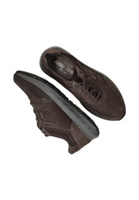 Bruine suède sneakers met mesh accenten, rubberen zool en vetersluiting. Heeft zichtbare stiksels en merknaam op de tong.