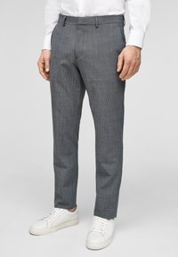 Grijze geruite broek met een normale pasvorm, met een gladde textuur en zijzakken, gecombineerd met witte sneakers.