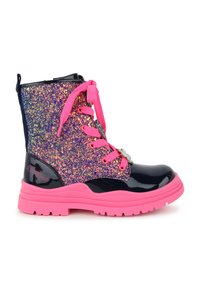 Glitrende lilla ankel-støvlett med rosa aksenter, blank svart lakkskinn tå, og tykk rosa såle. Har rosa lisser og en dekorativ charm.