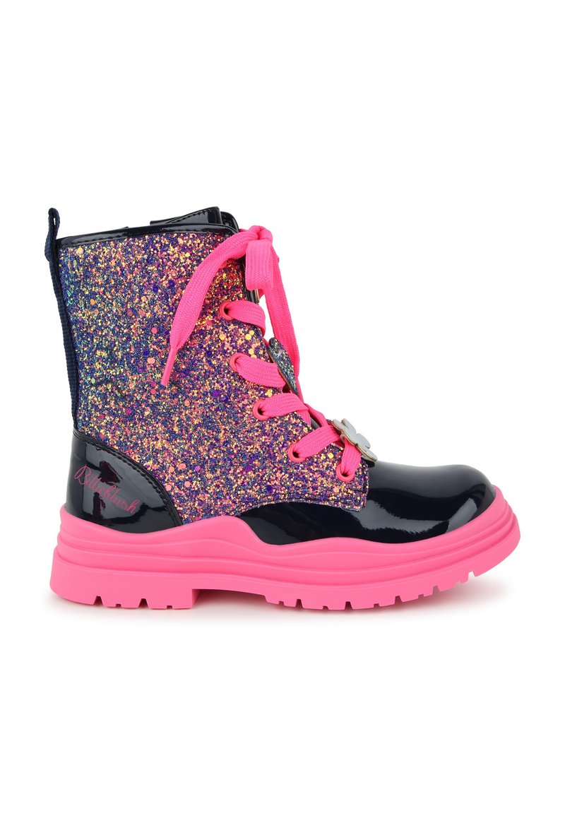 Glitrende lilla ankel-støvlett med rosa aksenter, blank svart lakkskinn tå, og tykk rosa såle. Har rosa lisser og en dekorativ charm.