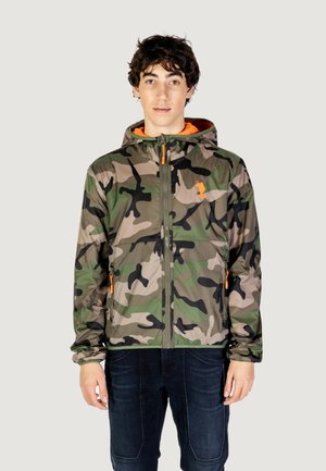 Giacca mimetica in verde, marrone e beige, con zip frontale, cappuccio regolabile, dettagli arancioni e due tasche frontali.