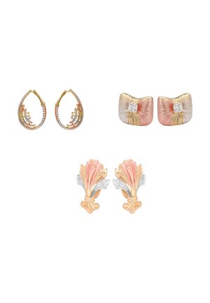 Trois paires de boucles d'oreilles : anneaux en forme de goutte d'or avec diamants, clous carrés roses et dorés avec cristaux au centre, et motifs floraux ornés en rose, or et argent.