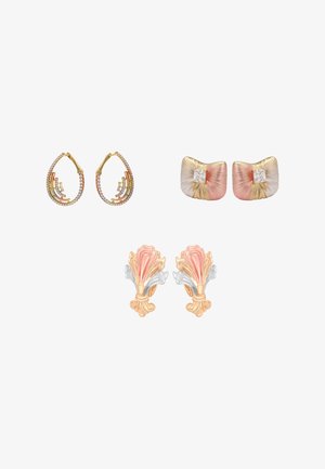Trois paires de boucles d'oreilles : anneaux en forme de goutte d'or avec diamants, clous carrés roses et dorés avec cristaux au centre, et motifs floraux ornés en rose, or et argent.