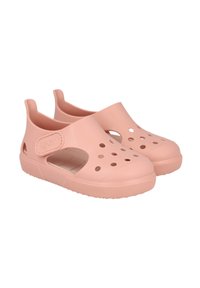 Zapatos de goma rosa tipo slip-on con agujeros laterales para ventilación, suelas texturizadas y una correa con acentos de logo.